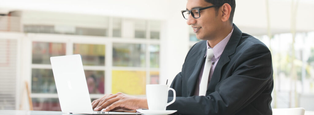 Indischer Software Tester für Code Review